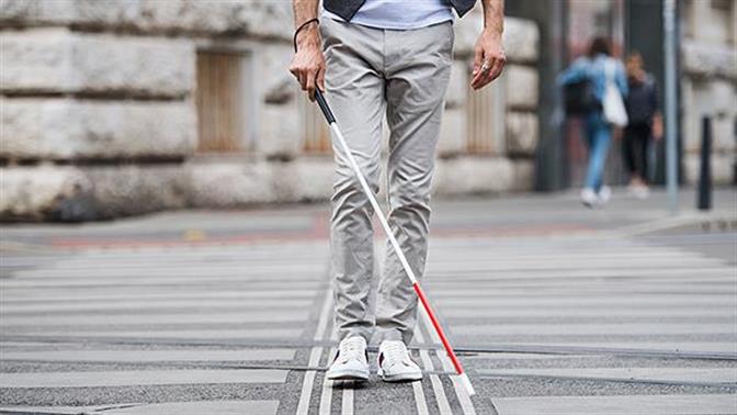 Τυφλός διαβάτης στην Πάτρα πέφτει πάνω σε κάδο σκουπιδιών στη διάβαση τυφλών