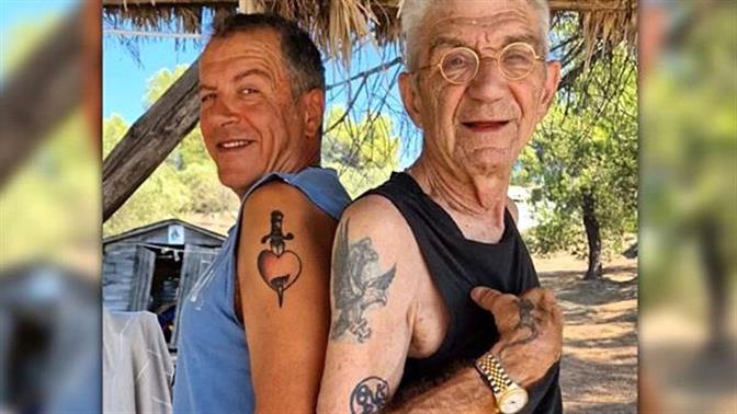 Σταύρος Θεοδωράκης και Γιάννης Μπουτάρης φλεξάρουν τα τατού τους