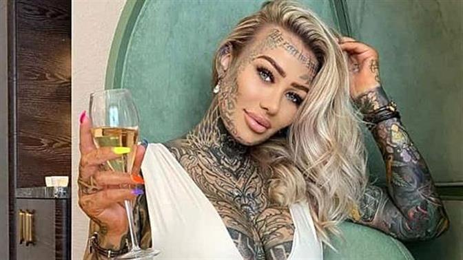 Σούπερσταρ του Only Fans κάνει τατουάζ στο... αιδοίο της