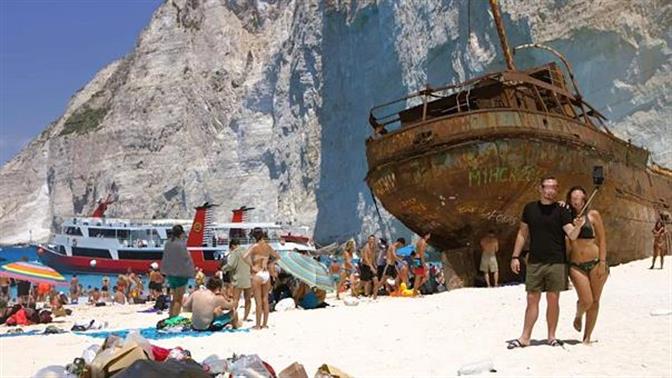 Η φωτογραφία της ντροπής: Σωρός από σκουπίδια στο Ναυάγιο της Ζακύνθου