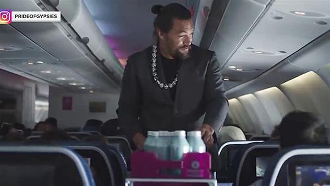 Ο Τζέισον Μομόα έγινε... αεροσυνοδός και άφησε άφωνους τους επιβάτες