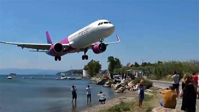 Εντυπωσιακά... χαμηλή προσγείωση αεροπλάνου στη Σκιάθο