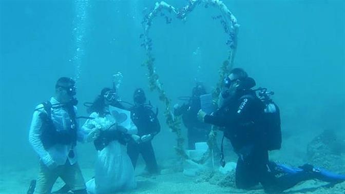 Εν τω μεταξύ στην Αλόννησο έγινε ο πρώτος υποβρύχιος πολιτικός γάμος