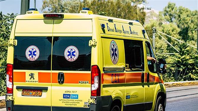 Στο Αγρίνιο σπρώχνανε ασθενοφόρο με τραυματία γιατί έμεινε στη μέση του δρόμου