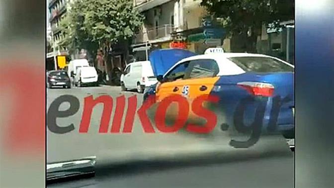 Επιστήμονας ταξιτζής οδηγούσε με ανοιχτό το καπό στη Θεσσαλονίκη γιατί έτσι