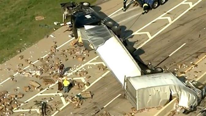 Φορτηγό με δονητές και λιπαντικά ανατράπηκε στην Οκλαχόμα