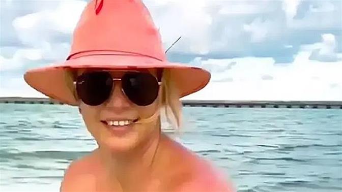 Η Μπρίτνεϊ σε νέο αμήχανο βίντεο κυλιέται γυμνή στην άμμο