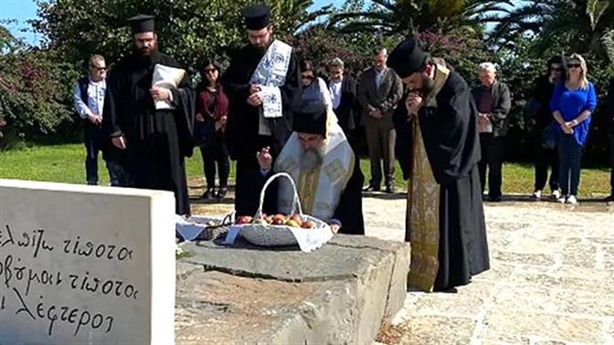 Ο Αρχιεπίσκοπος Κρήτης γονατίζει στον τάφο του Καζαντζάκη