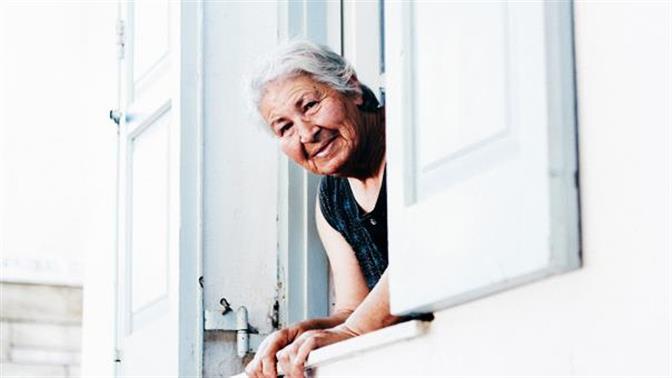 Ελληνίδα γιαγιά κάλεσε τους αστυνομικούς επειδή δεν έτρωγε ο εγγονός της