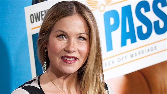 Η Κριστίνα Άπλγκειτ για τη σκλήρυνση: «Είναι η πρώτη φορά που κάποιος θα με δει όπως είμαι. Πήρα 18 κιλά»