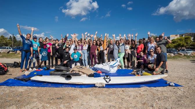  Εργαζόμενοι της L’Oréal Hellas σε συνεργασία με την All For Blue πραγματοποίησαν εθελοντικά παράκτιο καθαρισμό παραλίας στο Πόρτο Ράφτη
