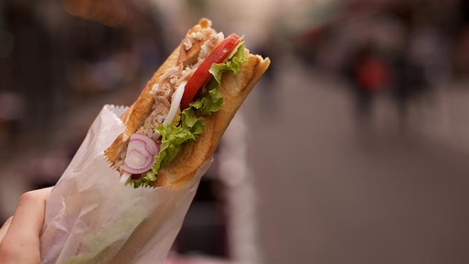 Γυναίκα στην Κοζάνη έσωσε αστυνομικό που... πνίγηκε τρώγοντας σάντουιτς