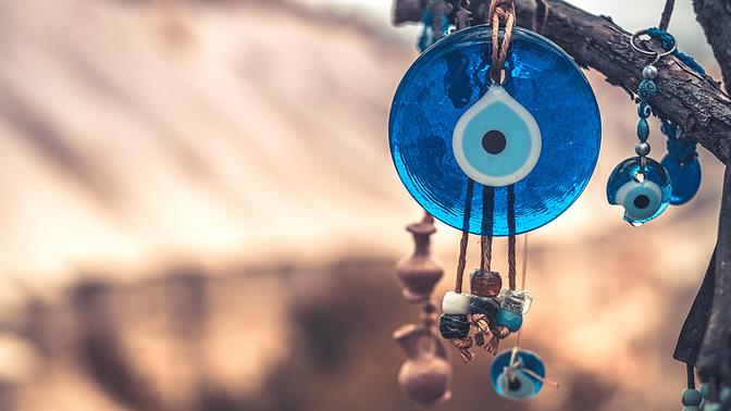 Πάνω από ένα δισεκατομμύριο άνθρωποι πιστεύουν στις κατάρες, τη μαγεία και το κακό μάτι