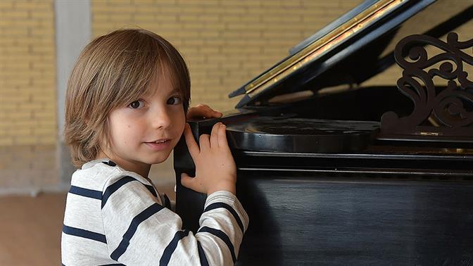 10χρονος βιρτουόζος παίζει πιάνο και συγκινεί τον Maestro Παπακαλιάτη
