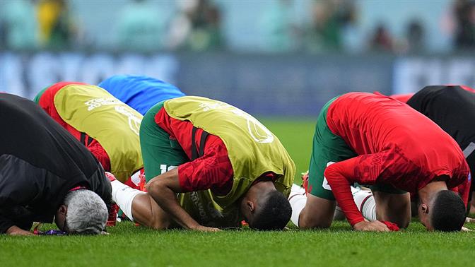 Η συγκινητική στιγμή που οι παίκτες του Μαρόκο γονατίζουν για να ευχαριστήσουν τους οπαδούς που τους στήριξαν