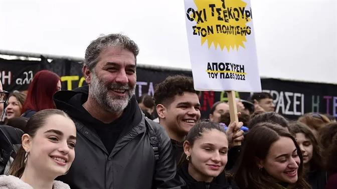 Ο Βασίλης Μπισμπίκης στην πορεία των ηθοποιών στο Υπουργείο Παιδείας