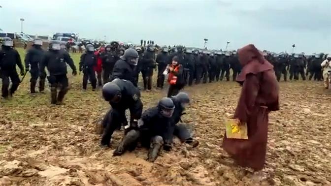 Αστυνομικοί προσπαθούν να καταστείλουν ακτιβιστική κινητοποίηση κολλάνε στη λάσπη (βίντεο)