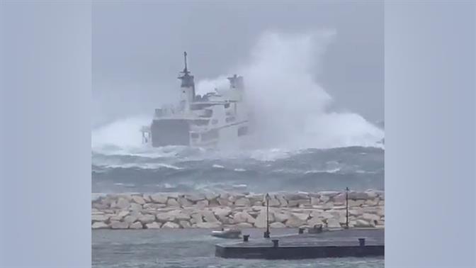 Πλοίο στην Ιταλία πάλευε με κύματα 8 μέτρων με τους επιβάτες σε πανικό (βίντεο)
