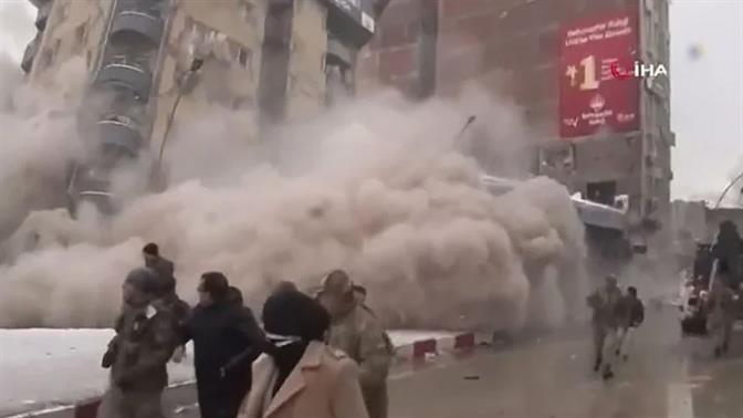 Πολυκατοικία καταρρέει σαν τραπουλόχαρτο από τον φονικό σεισμό της Τουρκίας (Video)