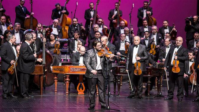 100 Τσιγγάνικα βιολιά στο Christmas Theater