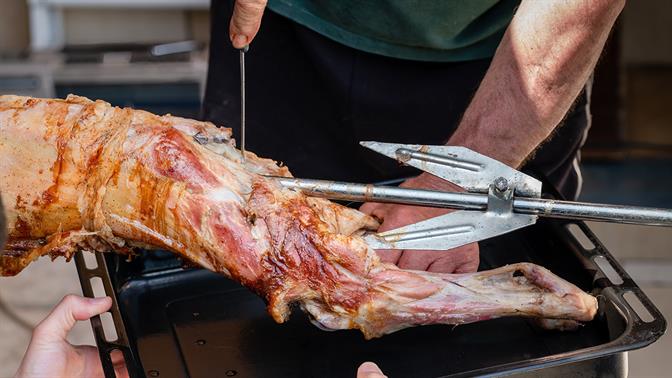 Σε ψησταριά κόβονται τα εισιτήρια του Προαστιακού γιατί δεν υπάρχει σταθμάρχης στη Δεκελείας
