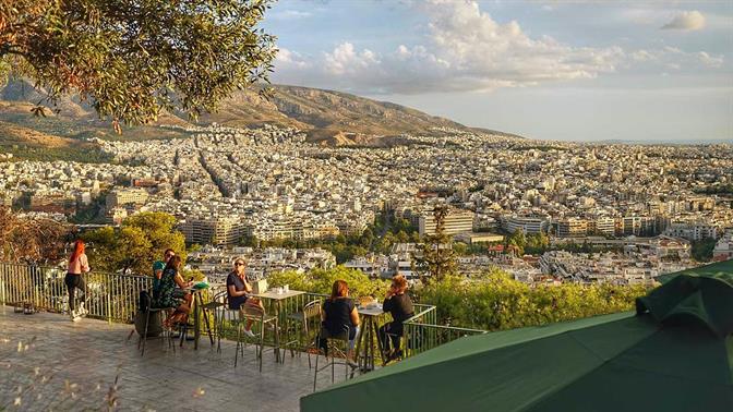 Λυκαβηττός: Βόλτες καφέδες και ποτά στον «σκούφο» της Αθήνας