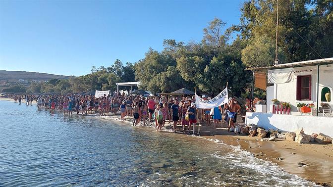 Ελεύθερες παραλίες για όλους: Νέα παρέμβαση πολιτών για τις ξαπλώστρες στην Πάρο