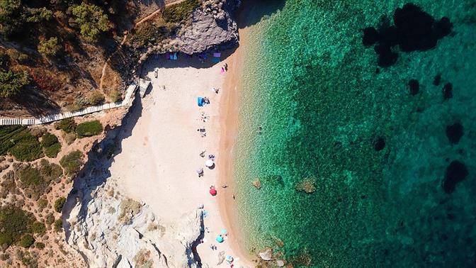 Οι ερημικές παραλίες της Αττικής, όπως τις ανακάλυψαν τα drone