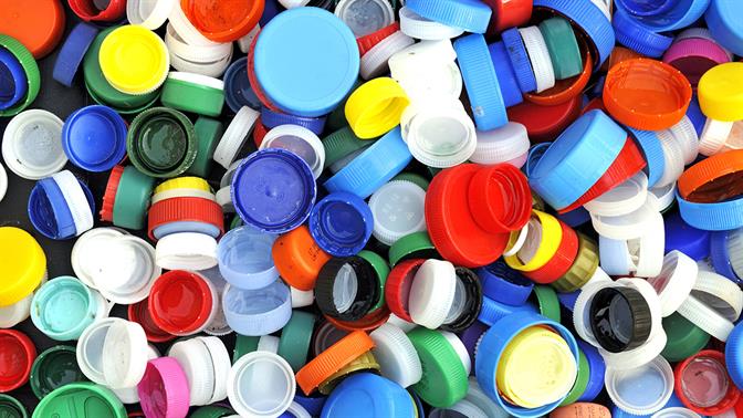Καπάκια πλαστικών μπουκαλιών: έχει νόημα να τα μαζεύουμε;