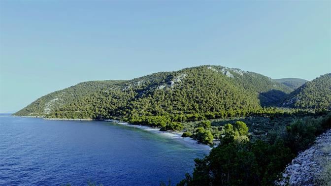 Το Καλογερολίμανο είναι η τέλεια μυστική παραλία μιάμιση ώρα από την Αθήνα