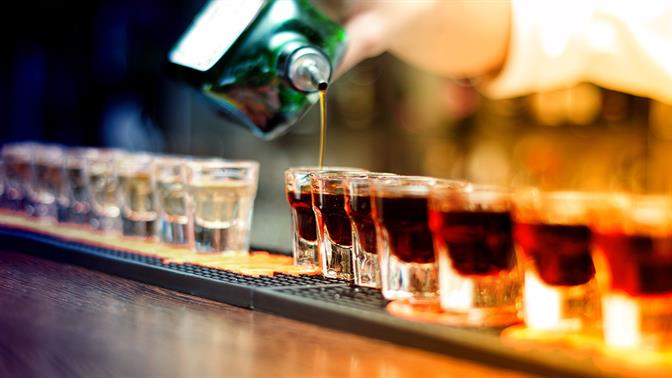 Εστιατόρια θα χρεώνουν όσους κάνουν εμετό λόγω υπερβολικής κατανάλωσης αλκοόλ