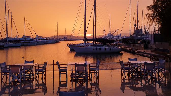 Στη Μαρίνα Φλοίσβου θα κάνεις την τέλεια βόλτα με θέα θάλασσα