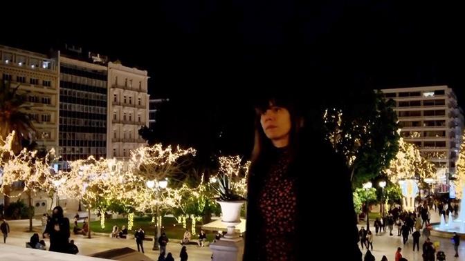Violet Louise, τι κάνει το κορίτσι με τα σπίρτα στην Αθήνα του σήμερα;