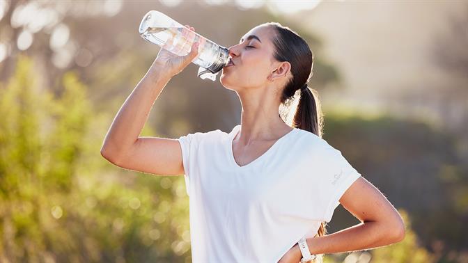 Πώς να πίνεις περισσότερο νερό μες στη μέρα
