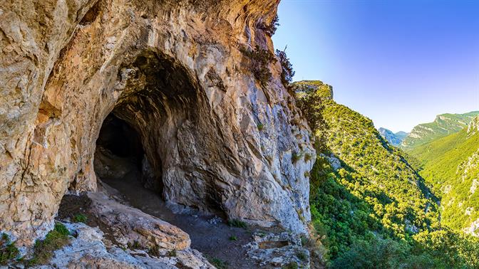 Πολύτεκνη οικογένεια ζει σε σπηλιά στην Κόρινθο, κυκλοφορεί με τόξα και βέλη