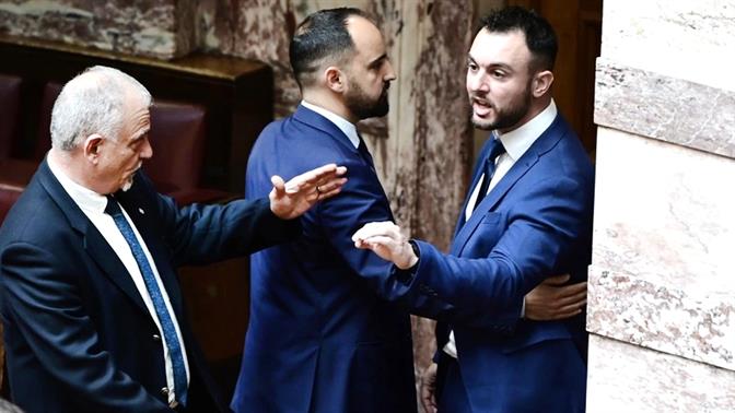 Mπουνιές έπεσαν στην ελληνική Βουλή