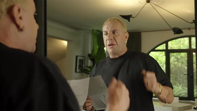 Ο Γιώργος Μαζωνάκης τραγουδάει Rammstein σε ένα επικό βίντεο