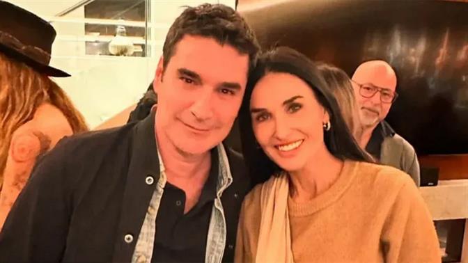 O Παπακαλιάτης φωτογραφήθηκε με τη Ντέμι Μουρ στο Λος Άντζελες γιατί μπορεί!