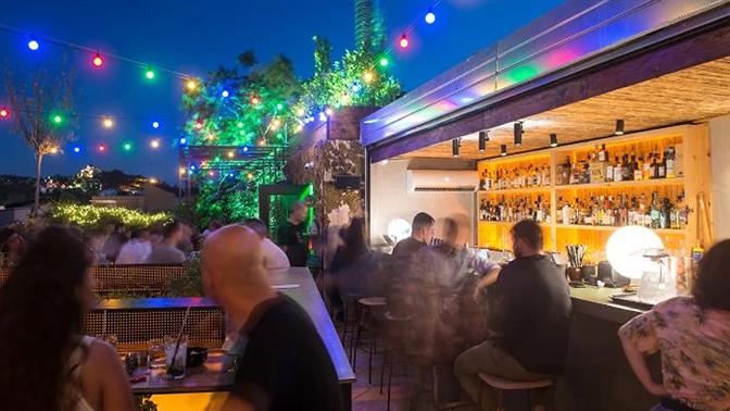 Καιρός για ταράτσες: 6 rooftop bars στην Αθήνα για ποτό και άραγμα