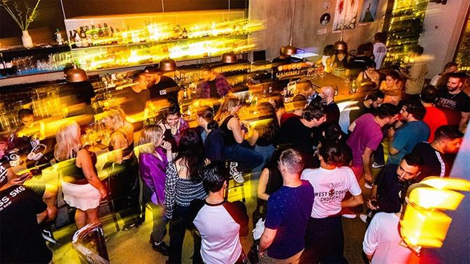 Bar hopping στο κέντρο: 10 στάσεις για ποτό και χορό στην πιο ζωντανή πλευρά της πόλης (με χάρτη)