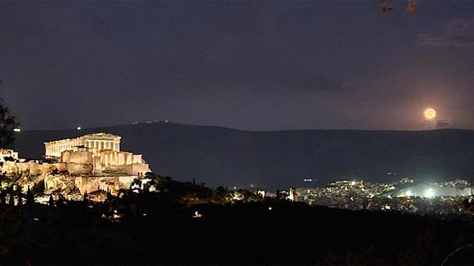 Μια μαγευτική Πανσέληνος φώτισε τον ουρανό της Αθήνας