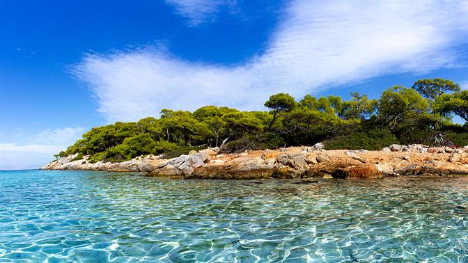 4 οικονομικά νησιά κοντά στην Αθήνα