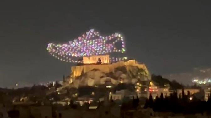 Τι γυρεύει ένα φωτεινό παπούτσι Adidas πάνω από την Ακρόπολη;