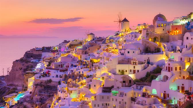 Στη Σαντορίνη για ρομάντζο, ηλιοβασίλεμα και βόλτες στο ηφαίστειο