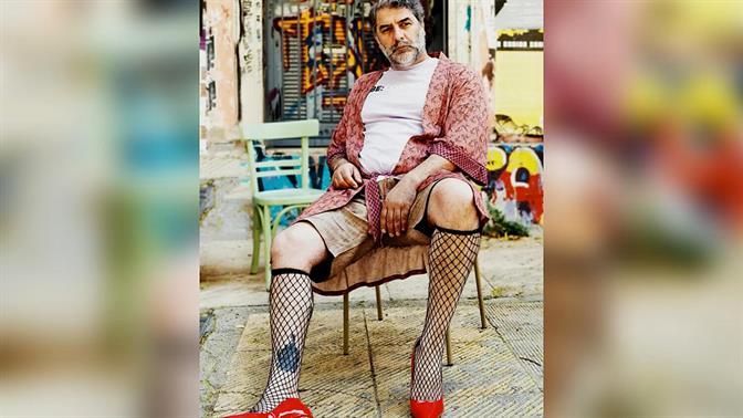 Ο Βασίλης Μπισμπίκης φωτογραφίζεται με κόκκινες γόβες και δροσίζει την Παρασκευή σου