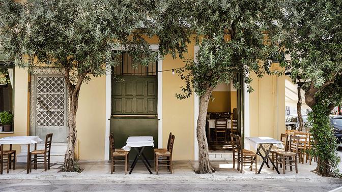 Η Ταβέρνα του Οικονόμου στα Πετράλωνα έχει γεύση διακοπών