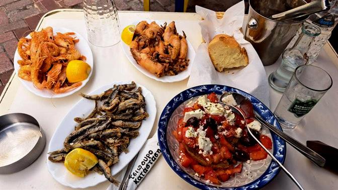 Η Τσιπουροκατάσταση στο Πασαλιμάνι έχει την ωραιότερη μεζεδοταράτσα της πιάτσας