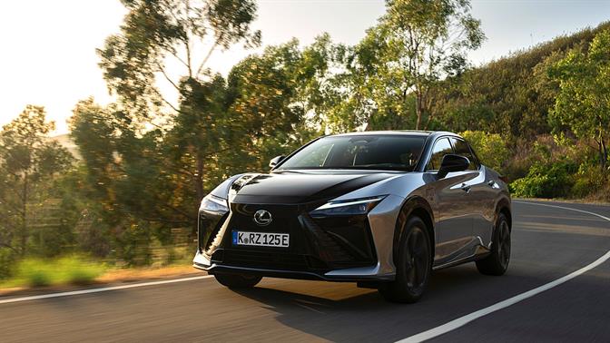 Το ηλεκτρικό Lexus RZ έχει το πιο καινοτομικό τιμόνι!