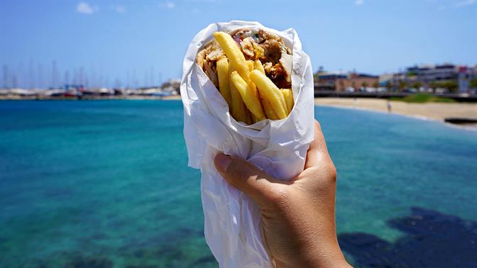 Πού θα φας λαχταριστά σουβλάκια πάνω στη θάλασσα;