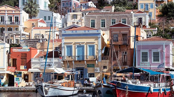 Agora: Το εστιατόριο στη Σύμη που καθρεφτίζει την αρχοντιά του νησιού